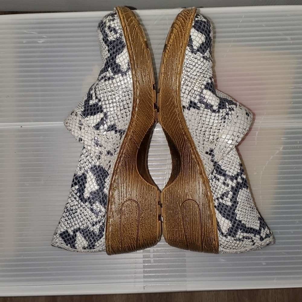 BORN snakeskin print clogs - Picture 3 of 10